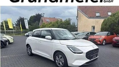 Pure white pearl metallic Gebraucht 2024 Suzuki Swift Comfort+ Kleinwagen | 18.999 € (Fairer Preis)