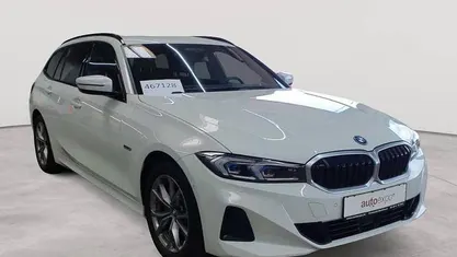 Gebraucht BMW 320e Sport Line 163 PS (119 kW) 2023 Alpinweiß Kombi