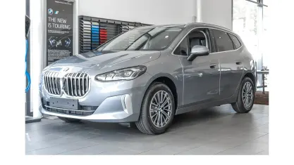 Neu BMW 220 Active Tourer Luxury Line 156 PS (114 kW) 2026 Skyscraper grau Van / Kleinbus