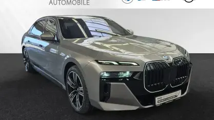 Gebraucht BMW 750e M Sport 489 PS (359 kW) 2024 Oxidgrau metallic Limousine
