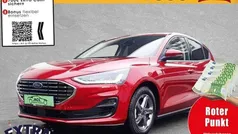 Fantastic red metallic Gebraucht 2023 Ford Focus Titanium X Limousine | 23.870 € (Fairer Preis)