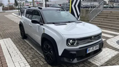 Gebraucht Renault 4 E-Tech Iconic 110 kW (150 PS) 2026 Arktisweiß mit schwarzem dach (weiß) SUV