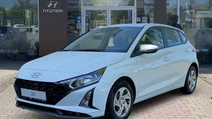 Gebraucht Hyundai i20 Select 101 PS (74 kW) 2025 Atlas white Kleinwagen