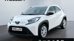 Weiss Gebraucht 2022 Toyota Aygo X-play Kleinwagen | 13.880 € (Fairer Preis)