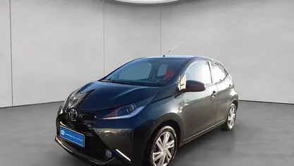Rauchgrau mica Gebraucht 2018 Toyota Aygo X-play Kleinwagen | 10.490 € (Fairer Preis)