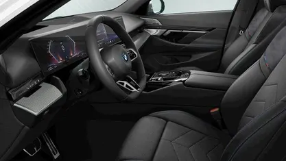 Gebraucht BMW 550e M Sport 489 PS (359 kW) 2025 Alpinweiss Limousine