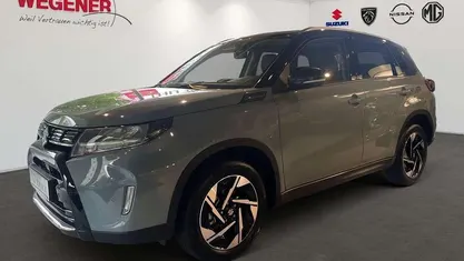 Ice/ cosmic black pearl Gebraucht 2025 Suzuki Vitara Comfort+ SUV | 28.670 € (Fairer Preis)