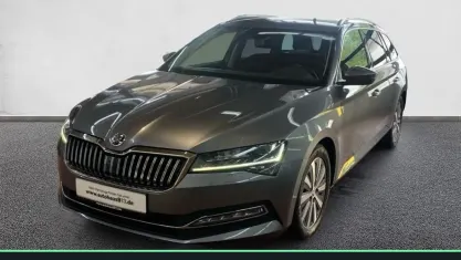 Gebraucht Skoda Superb Style 150 PS (110 kW) 2023 Graphitegrau Kombi