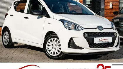 Polar white / sol Gebraucht 2017 Hyundai i10 Classic Kleinwagen | 7.590 € (Fairer Preis)