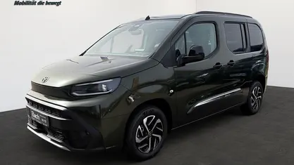 Neu Toyota Proace Verso City 131 PS (96 kW) 2026 Grün Kombi