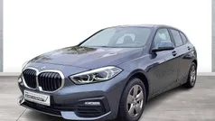 Grau Gebraucht 2021 BMW 118 Advantage Kleinwagen | 19.970 € (Fairer Preis)