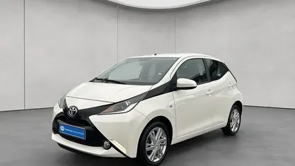 Weiß Gebraucht 2017 Toyota Aygo X-play Kleinwagen | 8.380 € (Fairer Preis)