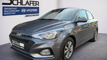 Gebraucht Hyundai i20 Trend 101 PS (74 kW) 2019 Grau Limousine
