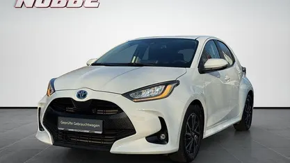 Gebraucht Toyota Yaris Hybrid Team 116 PS (85 kW) 2023 Schneeweiß Limousine