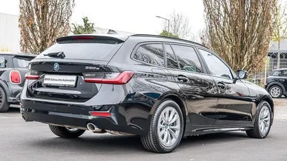Gebraucht BMW 330e Sport Line 292 PS (214 kW) 2022 Schwarz Kombi