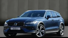 Blau Gebraucht 2024 Volvo V60 CC Plus Kombi | 43.390 € (Superpreis)