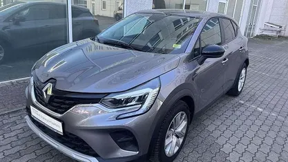 Grau Gebraucht 2023 Renault Captur Equilibre SUV | 17.698 € (Fairer Preis)