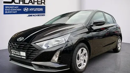 Gebraucht Hyundai i20 Select 79 PS (58 kW) 2024 Phantom black / met Kleinwagen