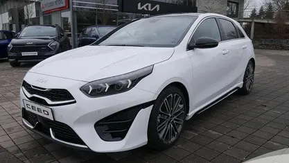 Neu Kia Ceed GT GT-Line 140 PS (102 kW) 2025 Deluxeweiss metallic Limousine