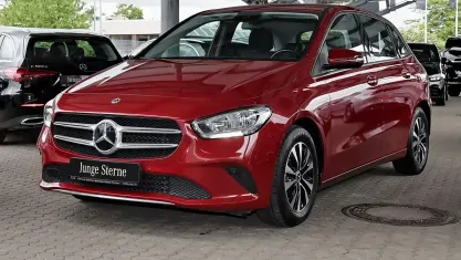 Używany Mercedes B180 Style 116 KM (85 kW) 2022 Czerwony Minivan