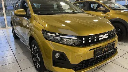 Amber yellow Neu 2025 Dacia Sandero Comfort Limousine | 19.380 €