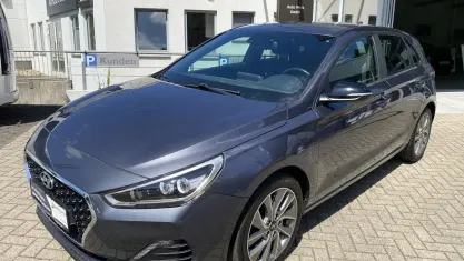 Gebraucht Hyundai i30 Passion Plus 140 PS (102 kW) 2019 Micron grey Limousine