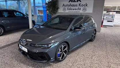 Grau Neu 2025 VW Golf VIII R Limousine | 46.880 € (Guter Preis)