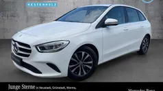 Polarweiß Gebraucht 2021 Mercedes B180 Style Van / Kleinbus | 19.680 € (Fairer Preis)