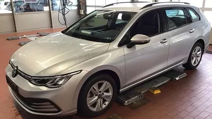 Silber Gebraucht 2023 VW Golf VIII Life Kombi | 22.830 € (Fairer Preis)