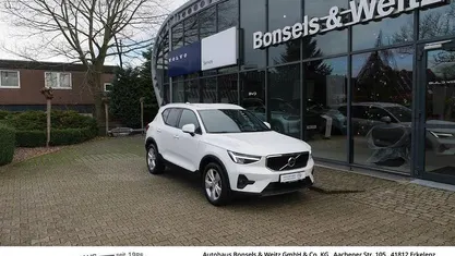 Weiß metallic Gebraucht 2024 Volvo XC40 Core SUV | 33.950 € (Fairer Preis)