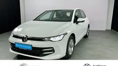 Weiß Gebraucht 2024 VW Golf VIII Life Limousine | 25.490 € (Fairer Preis)