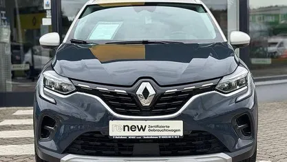 Weiß (arktisweiß (weiß)) Gebraucht 2022 Renault Trafic Life Van / Kleinbus | 24.990 € (Etwas zu teuer)