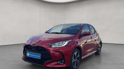 Karminarot metallic Neu 2025 Toyota Yaris Comfort Limousine | 25.290 € (Fairer Preis)