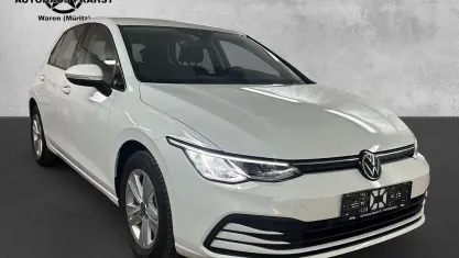 Gebraucht VW Golf VIII 131 PS (96 kW) 2022 Weiß Limousine