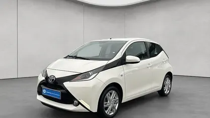 Weiß Gebraucht 2017 Toyota Aygo X-play Kleinwagen | 8.380 € (Fairer Preis)