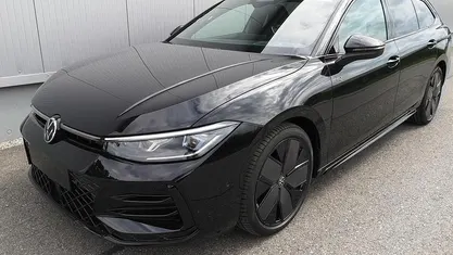 Grenadilschwarz metallic Neu 2025 VW Passat R-line Kombi | 48.990 € (Guter Preis)