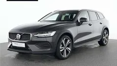 Grau Gebraucht 2023 Volvo V60 CC Plus Kombi | 40.990 € (Fairer Preis)