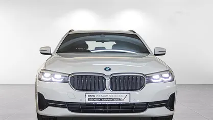 Weiß Gebraucht 2022 BMW 530 Sport Line Kombi | 32.908 € (Superpreis)