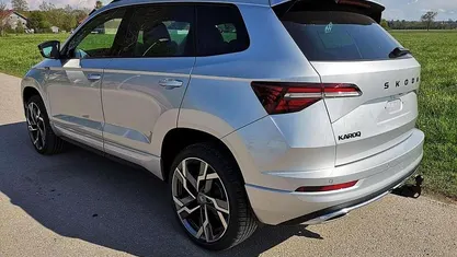 Reflexsilber metallic Neu 2025 Skoda Karoq SportLine SUV | 40.940 € (Fairer Preis)
