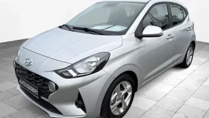 Gebraucht Hyundai i10 Trend 67 PS (49 kW) 2023 Silber Kleinwagen