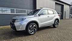 Silky silver metallic Neu 2025 Suzuki Vitara Comfort+ SUV | 25.037 € (Fairer Preis)