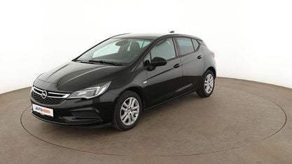 Używany Opel Astra Edition 125 KM (91 kW) 2018 Czarny Sedan/Limuzyna