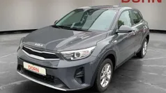 Grau Gebraucht 2023 Kia Stonic Edition 7 SUV | 19.990 € (Fairer Preis)