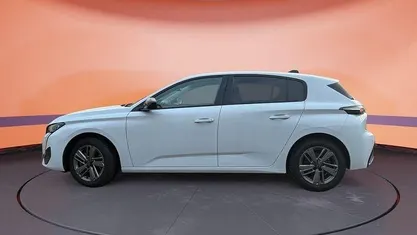 Weiß Gebraucht 2024 Peugeot 308 Allure Limousine | 22.330 € (Superpreis)