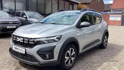 Moonstonegrau Gebraucht 2023 Dacia Sandero Expression Kleinwagen | 16.890 € (Fairer Preis)