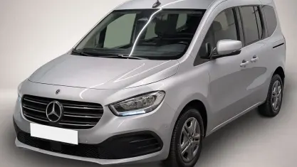 Gebraucht Mercedes T180 Style 131 PS (96 kW) 2024 Silber Van / Kleinbus