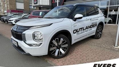 Gebraucht Mitsubishi Outlander P-HEV Top 136 PS (100 kW) 2025 Titanweiß / pantherschwarz Limousine