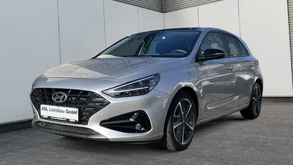Gebraucht Hyundai i30 Edition 30+ 120 PS (88 kW) 2021 Shimmering silver Limousine