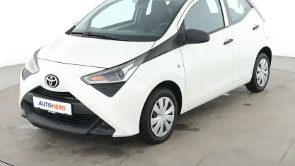 Second-hand Toyota Aygo X-play 72 CP (52 kW) 2018 Alb Hatchback