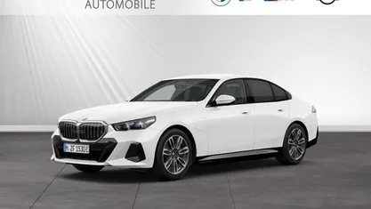 Gebraucht BMW 550e M Sport 489 PS (359 kW) 2025 Alpinweiss Limousine